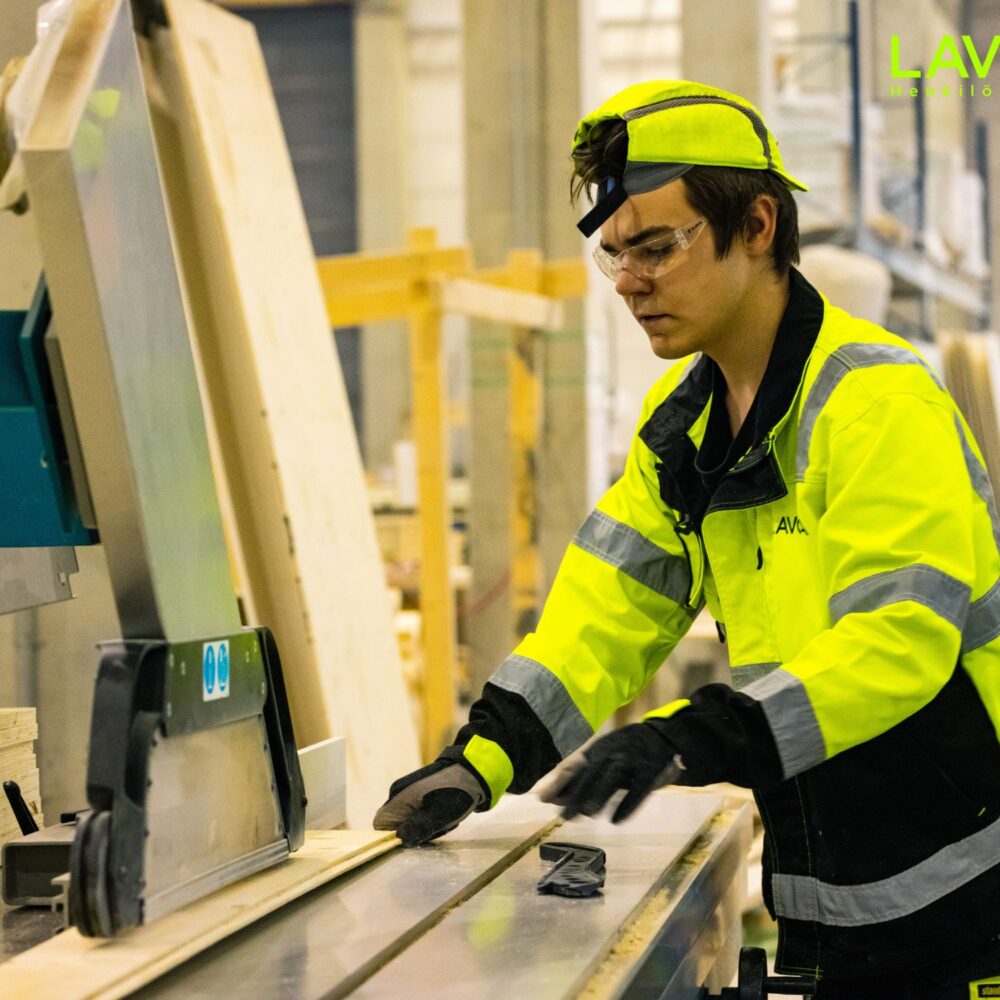 Puuteollisuuden hiljainen kriisi: Kuka tekee työt, kun tekijöitä ei ole?